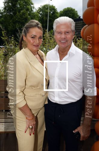 Amsterdam 13 juli 2025
Presentatie boek Dave Roelvink bij restaurant de Bosbaan . Aanwezig oa zijn vriendin Marijn Kuipers vader Dries Roelvink Honoria Roelvink Donny Roelvink en zijn moeder Lucienne Kenter.