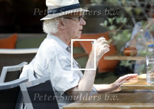 Amsterdam 1 juli 2025
Eddy Habbema met zijn vrouw op terras.