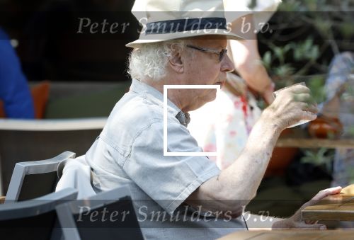 Amsterdam 1 juli 2025
Eddy Habbema met zijn vrouw op terras.