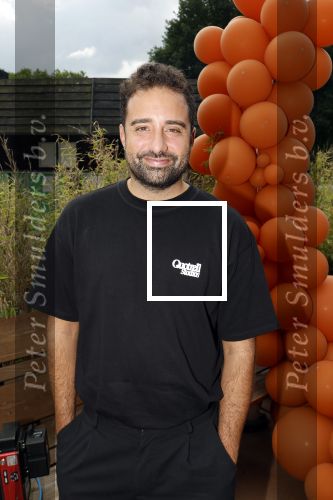 Amsterdam 13 juli 2025
Presentatie boek Dave Roelvink bij restaurant de Bosbaan . Aanwezig oa zijn vriendin Marijn Kuipers vader Dries Roelvink Honoria Roelvink Donny Roelvink en zijn moeder Lucienne Kenter. Fawrynotsawry