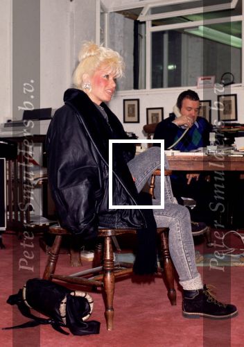 Londen mei 1986
Vanessa met op de achtergrond haar manager Frits Hirschland die in begin jabuari 1999 op 50 jarige leeftijd is overleden.