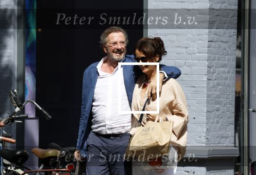 Amsterdam 17 juli 2025
Herman Heinsbroek met zijn vriendin Leontine Willemse in Amsterdam zuid.