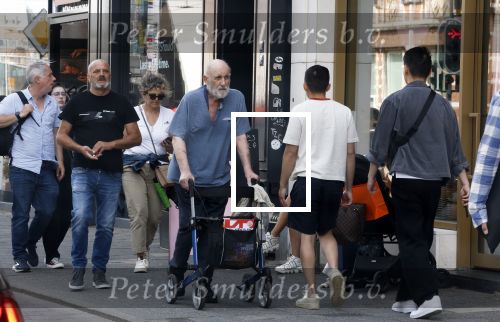 Amsterdam 15 juli 2025
Hugo Metsers achter de rollator in Amsterdam zuid.