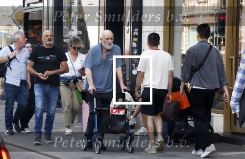 Amsterdam 15 juli 2025
Hugo Metsers achter de rollator in Amsterdam zuid.
