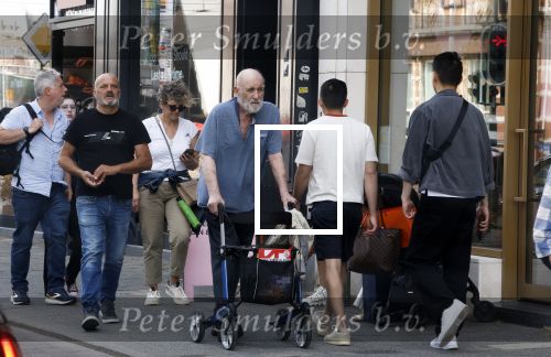Amsterdam 15 juli 2025
Hugo Metsers achter de rollator in Amsterdam zuid.