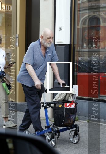 Amsterdam 15 juli 2025
Hugo Metsers achter de rollator in Amsterdam zuid.