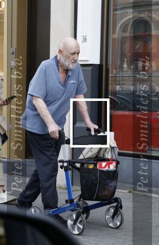 Amsterdam 15 juli 2025
Hugo Metsers achter de rollator in Amsterdam zuid.