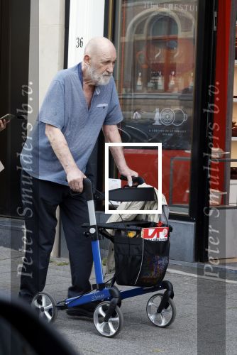 Amsterdam 15 juli 2025
Hugo Metsers achter de rollator in Amsterdam zuid.