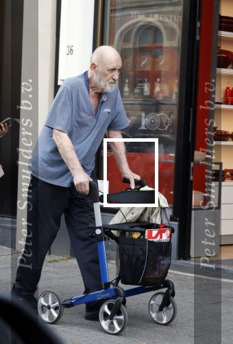 Amsterdam 15 juli 2025
Hugo Metsers achter de rollator in Amsterdam zuid.