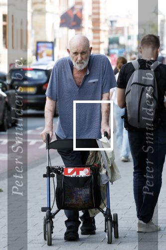 Amsterdam 15 juli 2025
Hugo Metsers achter de rollator in Amsterdam zuid.