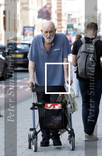 Amsterdam 15 juli 2025
Hugo Metsers achter de rollator in Amsterdam zuid.