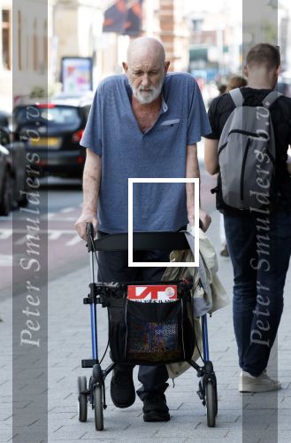 Amsterdam 15 juli 2025
Hugo Metsers achter de rollator in Amsterdam zuid.