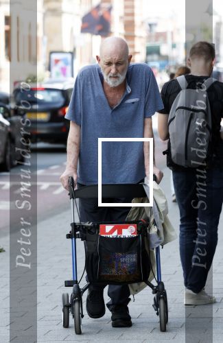 Amsterdam 15 juli 2025
Hugo Metsers achter de rollator in Amsterdam zuid.