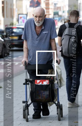 Amsterdam 15 juli 2025
Hugo Metsers achter de rollator in Amsterdam zuid.