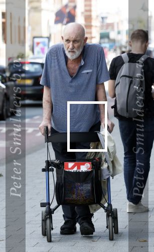 Amsterdam 15 juli 2025
Hugo Metsers achter de rollator in Amsterdam zuid.