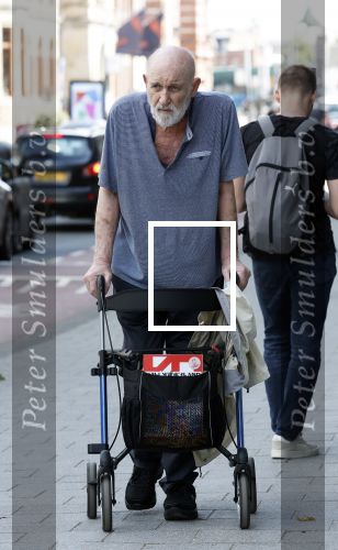 Amsterdam 15 juli 2025
Hugo Metsers achter de rollator in Amsterdam zuid.
