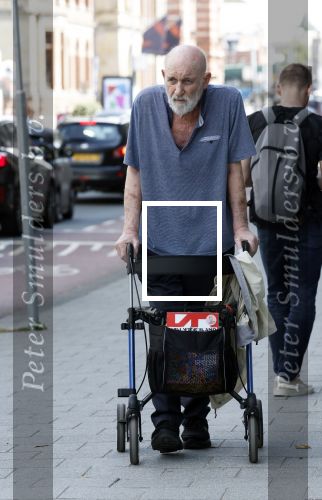 Amsterdam 15 juli 2025
Hugo Metsers achter de rollator in Amsterdam zuid.