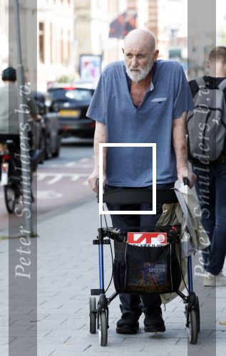 Amsterdam 15 juli 2025
Hugo Metsers achter de rollator in Amsterdam zuid.