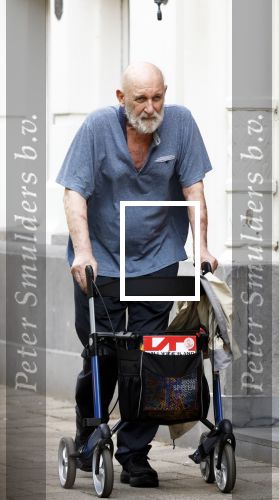 Amsterdam 15 juli 2025
Hugo Metsers achter de rollator in Amsterdam zuid.