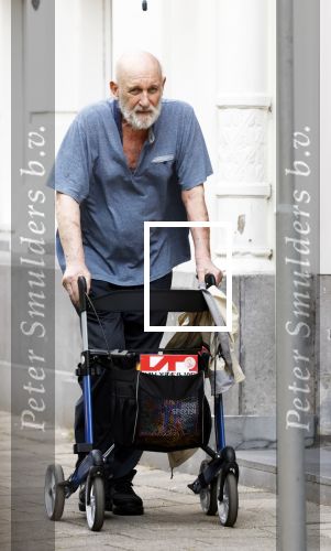 Amsterdam 15 juli 2025
Hugo Metsers achter de rollator in Amsterdam zuid.