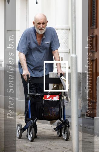 Amsterdam 15 juli 2025
Hugo Metsers achter de rollator in Amsterdam zuid.