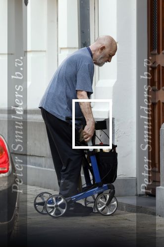 Amsterdam 15 juli 2025
Hugo Metsers achter de rollator in Amsterdam zuid.