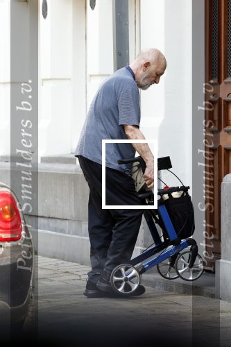 Amsterdam 15 juli 2025
Hugo Metsers achter de rollator in Amsterdam zuid.