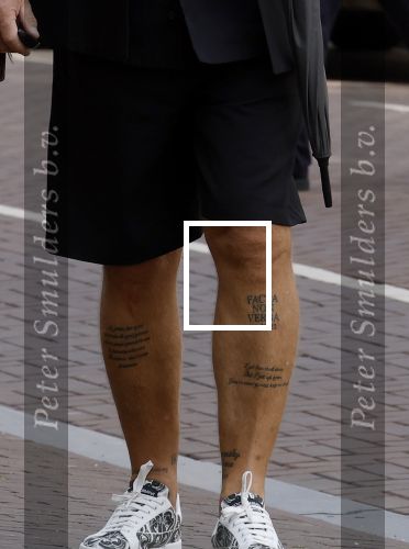 Amsterdam 16 juli 2025
John de Wolf met zijn vrouw  Inge Zijdenbos op de pc hooftstraat. John de Wolf met tattoo Facta Non Verba wat geen woorden maar daden betekend