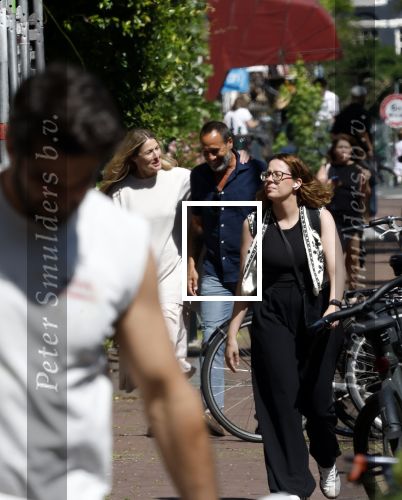 Amsterdam 17 juli 2025
Johnny van t Schip en Danielle  Zwanikken op terras en op straat in het centrum van Amsterdam.