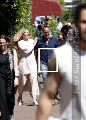 Amsterdam 17 juli 2025
Johnny van t Schip en Danielle  Zwanikken op terras en op straat in het centrum van Amsterdam.