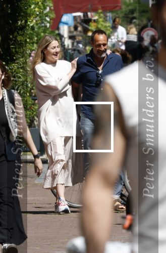Amsterdam 17 juli 2025
Johnny van t Schip en Danielle  Zwanikken op terras en op straat in het centrum van Amsterdam.