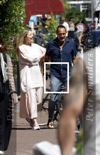 Amsterdam 17 juli 2025
Johnny van t Schip en Danielle  Zwanikken op terras en op straat in het centrum van Amsterdam.