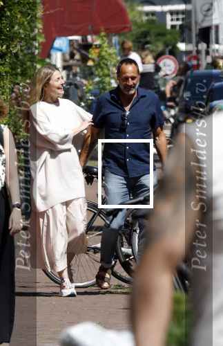 Amsterdam 17 juli 2025
Johnny van t Schip en Danielle  Zwanikken op terras en op straat in het centrum van Amsterdam.