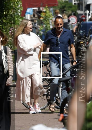 Amsterdam 17 juli 2025
Johnny van t Schip en Danielle  Zwanikken op terras en op straat in het centrum van Amsterdam.