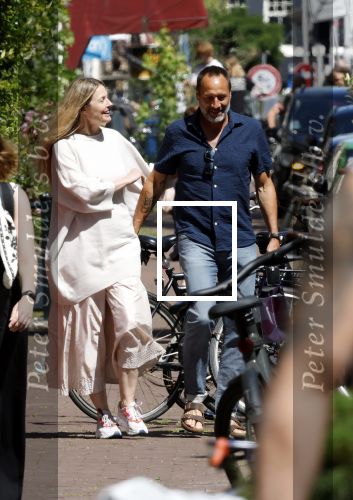 Amsterdam 17 juli 2025
Johnny van t Schip en Danielle  Zwanikken op terras en op straat in het centrum van Amsterdam.