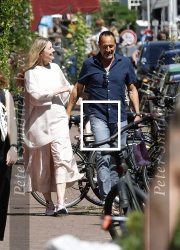 Amsterdam 17 juli 2025
Johnny van t Schip en Danielle  Zwanikken op terras en op straat in het centrum van Amsterdam.