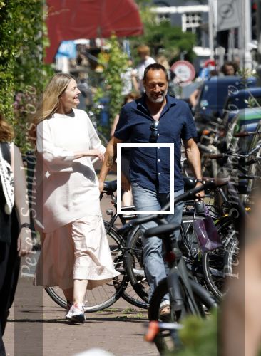 Amsterdam 17 juli 2025
Johnny van t Schip en Danielle  Zwanikken op terras en op straat in het centrum van Amsterdam.