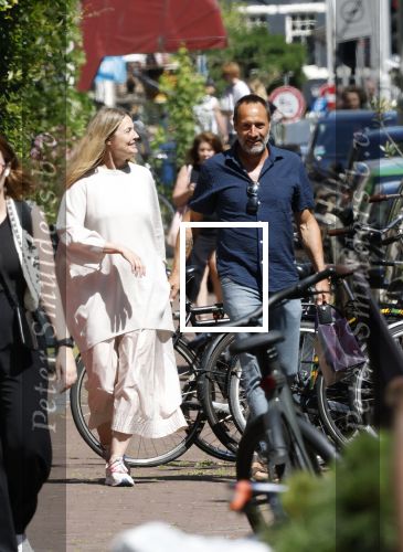 Amsterdam 17 juli 2025
Johnny van t Schip en Danielle  Zwanikken op terras en op straat in het centrum van Amsterdam.