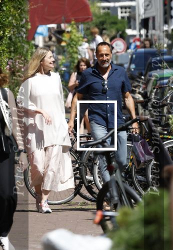 Amsterdam 17 juli 2025
Johnny van t Schip en Danielle  Zwanikken op terras en op straat in het centrum van Amsterdam.