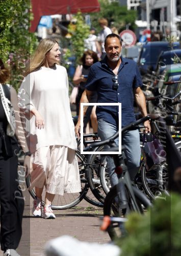 Amsterdam 17 juli 2025
Johnny van t Schip en Danielle  Zwanikken op terras en op straat in het centrum van Amsterdam.