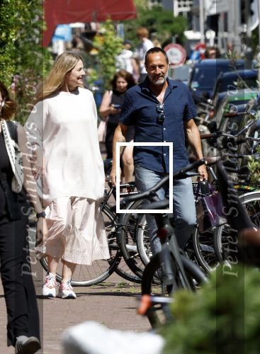 Amsterdam 17 juli 2025
Johnny van t Schip en Danielle  Zwanikken op terras en op straat in het centrum van Amsterdam.