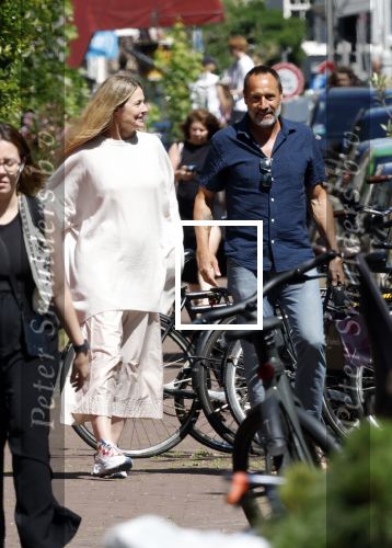 Amsterdam 17 juli 2025
Johnny van t Schip en Danielle  Zwanikken op terras en op straat in het centrum van Amsterdam.