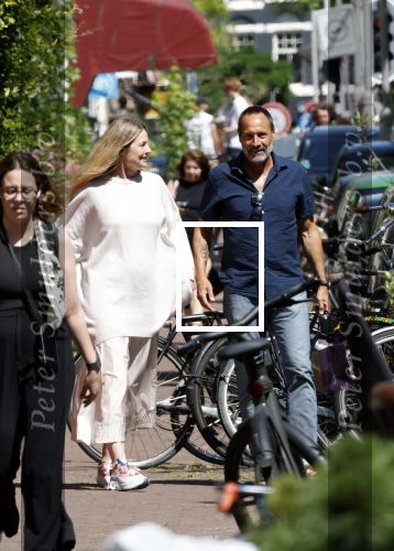 Amsterdam 17 juli 2025
Johnny van t Schip en Danielle  Zwanikken op terras en op straat in het centrum van Amsterdam.