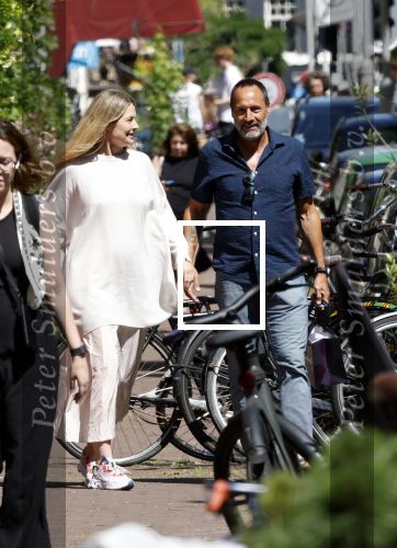 Amsterdam 17 juli 2025
Johnny van t Schip en Danielle  Zwanikken op terras en op straat in het centrum van Amsterdam.