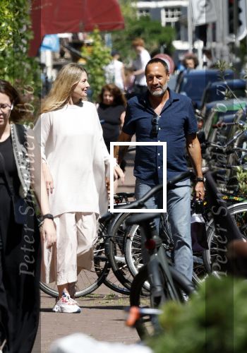 Amsterdam 17 juli 2025
Johnny van t Schip en Danielle  Zwanikken op terras en op straat in het centrum van Amsterdam.