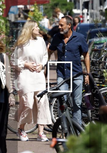 Amsterdam 17 juli 2025
Johnny van t Schip en Danielle  Zwanikken op terras en op straat in het centrum van Amsterdam.