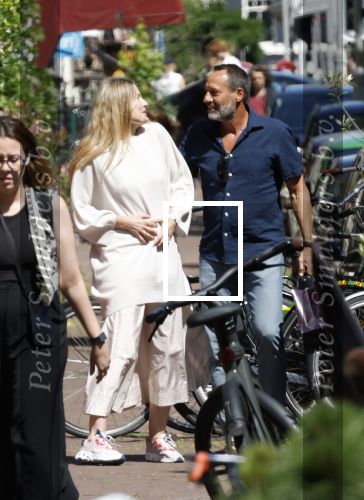 Amsterdam 17 juli 2025
Johnny van t Schip en Danielle  Zwanikken op terras en op straat in het centrum van Amsterdam.