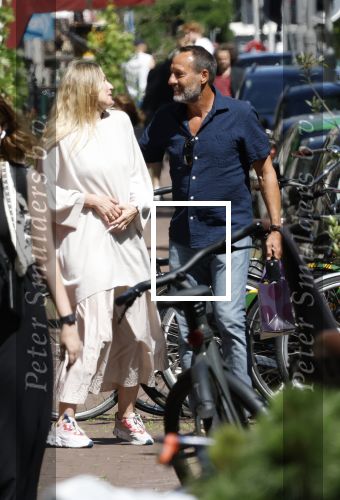 Amsterdam 17 juli 2025
Johnny van t Schip en Danielle  Zwanikken op terras en op straat in het centrum van Amsterdam.
