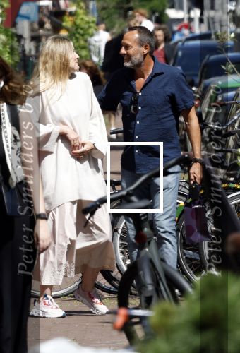 Amsterdam 17 juli 2025
Johnny van t Schip en Danielle  Zwanikken op terras en op straat in het centrum van Amsterdam.