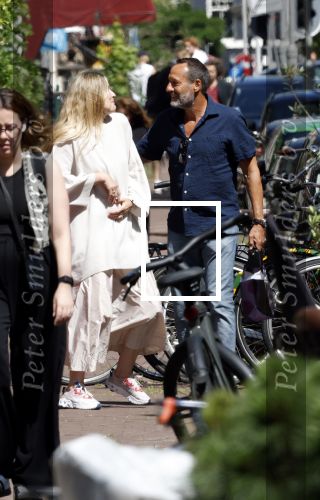 Amsterdam 17 juli 2025
Johnny van t Schip en Danielle  Zwanikken op terras en op straat in het centrum van Amsterdam.
